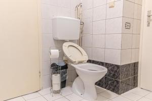 łazienka z toaletą i koszem na śmieci w obiekcie Spacious 2BR Apt -Near Wiener Stadthalle BurggasseWiener Well Located w Wiedniu