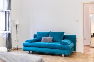 Część wypoczynkowa w obiekcie Spacious 2BR Apt -Near Wiener Stadthalle BurggasseWiener Well Located