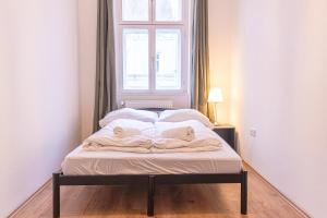 Łóżko lub łóżka w pokoju w obiekcie Spacious 2BR Apt -Near Wiener Stadthalle BurggasseWiener Well Located