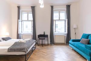Łóżko lub łóżka w pokoju w obiekcie Spacious 2BR Apt -Near Wiener Stadthalle BurggasseWiener Well Located