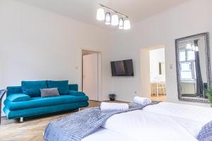 Łóżko lub łóżka w pokoju w obiekcie Spacious 2BR Apt -Near Wiener Stadthalle BurggasseWiener Well Located