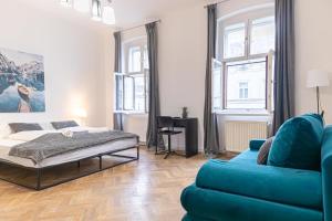 Łóżko lub łóżka w pokoju w obiekcie Spacious 2BR Apt -Near Wiener Stadthalle BurggasseWiener Well Located