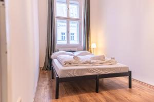 Łóżko lub łóżka w pokoju w obiekcie Spacious 2BR Apt -Near Wiener Stadthalle BurggasseWiener Well Located