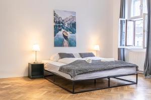 sypialnia z dużym łóżkiem w pokoju w obiekcie Spacious 2BR Apt -Near Wiener Stadthalle BurggasseWiener Well Located w Wiedniu