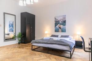 Łóżko lub łóżka w pokoju w obiekcie Spacious 2BR Apt -Near Wiener Stadthalle BurggasseWiener Well Located