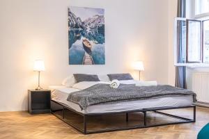 Łóżko lub łóżka w pokoju w obiekcie Spacious 2BR Apt -Near Wiener Stadthalle BurggasseWiener Well Located