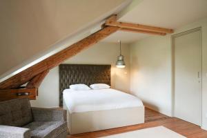 Rúm í herbergi á GRAACE House Suites