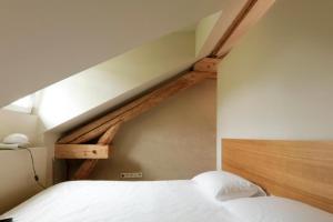 Rúm í herbergi á GRAACE House Suites