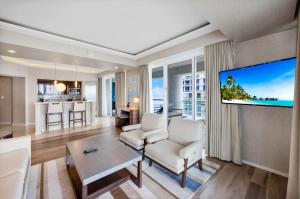 Televisyen dan/atau pusat hiburan di Beachfront Condo Fort Lauderdale