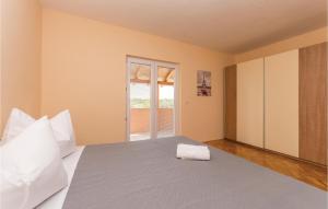 Postel nebo postele na pokoji v ubytování 5 Bedroom Cozy Home In Biograd Na Moru
