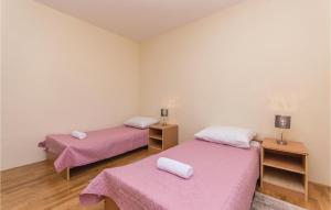 Postel nebo postele na pokoji v ubytování 5 Bedroom Cozy Home In Biograd Na Moru
