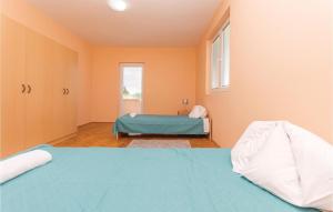 Postel nebo postele na pokoji v ubytování 5 Bedroom Cozy Home In Biograd Na Moru