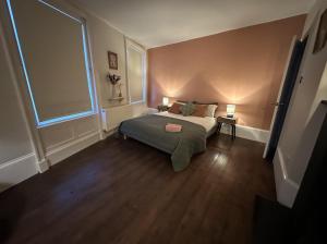 ein Schlafzimmer mit einem Bett und einem großen Fenster in der Unterkunft Central Margate house with sauna & private garden in Kent + 4 Fotos