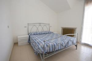 une chambre avec un lit avec une couette bleue dans l'établissement 62 Villa Vespucci Evangelisti Casa, à Bellaria-Igea Marina