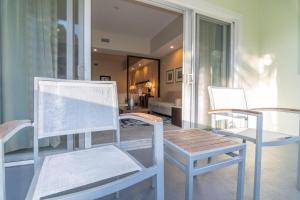 a room with two chairs and a table and a bed at Doral Pool 1407 by WaveProperties in Miami