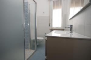 une salle de bain avec un lavabo, une douche et des toilettes dans l'établissement 62 Villa Vespucci Evangelisti Casa, à Bellaria-Igea Marina