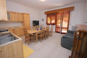 une cuisine avec une table et des chaises ainsi qu'une salle à manger dans l'établissement 62 Villa Vespucci Evangelisti Casa, à Bellaria-Igea Marina