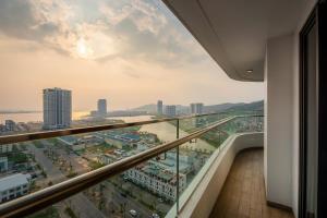 Μπαλκόνι ή βεράντα στο DeLaSea Ha Long Hotel - Modern Bayview Escape