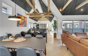 Χώρος καθιστικού στο Beautiful Home In Ringkøbing With Sauna