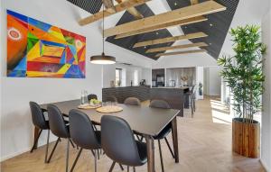 Χώρος καθιστικού στο Beautiful Home In Ringkøbing With Sauna