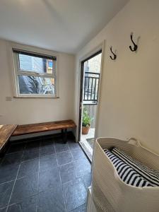 ein Wohnzimmer mit einer Bank und einem Fenster in der Unterkunft Central Margate house with sauna & private garden in Kent