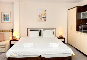 Un dormitorio con una cama grande con dos almohadas blancas. en Sunny Studio in Hotel Berlin, Steps from the Beach! by Flat Mаnager, en Golden Sands