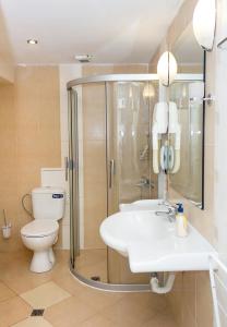 Un baño con inodoro, lavabo y ducha. en Sunny Studio in Hotel Berlin, Steps from the Beach! by Flat Mаnager, en Golden Sands
