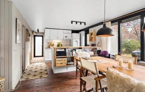 Η κουζίνα ή μικρή κουζίνα στο 3 Bedroom Amazing Home In Hurup Thy