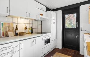 Η κουζίνα ή μικρή κουζίνα στο 3 Bedroom Amazing Home In Hurup Thy +9 φωτογραφίες