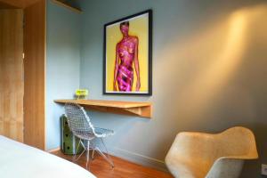 Rúm í herbergi á GRAACE House Suites