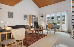 un soggiorno con un divano e un tavolo di Pet Friendly Apartment In Vestervig a Vestervig