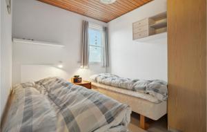 una camera da letto con due letti e una finestra di Pet Friendly Apartment In Vestervig a Vestervig Altre 16 foto