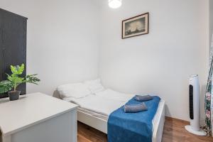 Un dormitorio pequeño con una cama y un escritorio. en M&M Apartment - Ferenciek tere, en Budapest