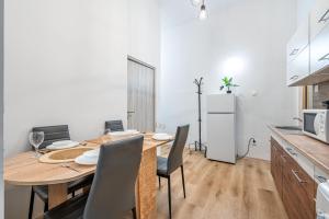 Una cocina y un comedor con mesa y sillas. en M&M Apartment - Ferenciek tere, en Budapest