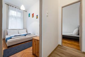 Una habitación con un espejo y una cama dentro. en M&M Apartment - Ferenciek tere, en Budapest 14 fotos más