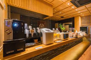 仁川にあるIncheon Airport Hotel Seattleのキッチン(カウンター、電化製品付)