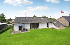 una casa bianca con un cortile verde di Stunning Home In Haderslev With Wifi a Haderslev