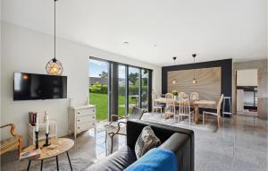 un soggiorno con divano e sala da pranzo di Stunning Home In Haderslev With Wifi a Haderslev