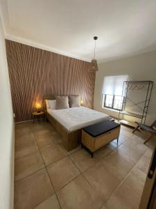 a bedroom with a large bed and two lamps at Apartamento Luna in Zafra
