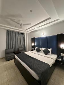 a bedroom with a large bed and a couch at Hotel Chandigarh Grand and Banquet in Manī Mājra
