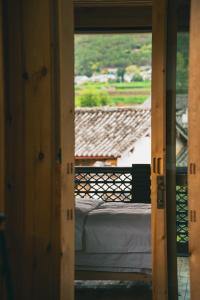 Shaxi Upstay的阳台或露台