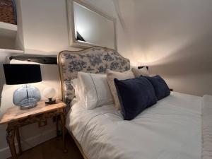 Una cama o camas en una habitación de The Rose and Crown