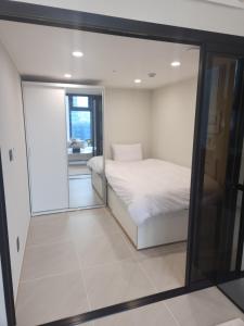 En eller flere senge i et værelse på Warm house, new building, Dongdaemun History & Culture Park Station