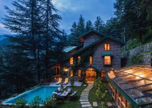 本贾尔Kudrat - A Boutique Homestay- Tirthan Valley的树林中的一座房子,带游泳池