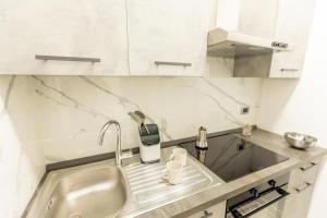 a kitchen with a sink and a counter top at La Casa di Pan in Cremeno