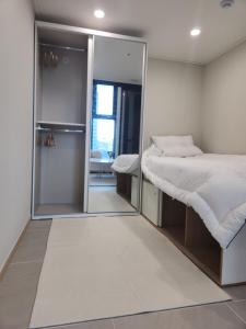 En eller flere senge i et værelse på Warm house, new building, Dongdaemun History & Culture Park Station + 35 billeder