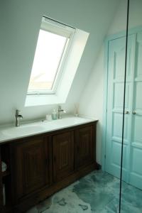 a bathroom with a sink and a window at Casa Toma M in Baia Mare +35 photos