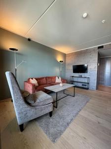 un salon avec un canapé et une table dans l'établissement Riddertunets hygge, à Beitostøl