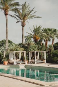 Bazén v ubytování Cal Reiet Holistic Retreat nebo v jeho okolí