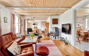 TV a/nebo společenská místnost v ubytování Stunning Home In Sejerø With Kitchen